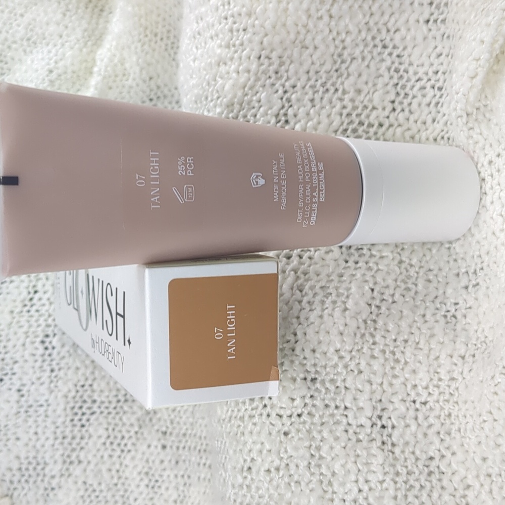 HUDA BEAUTY GloWish Multidew Skin Tint TAN LIGHT 07, 40ml/1.35fl oz - Picture 6 of 13